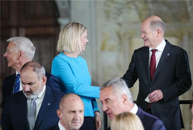 Bundeskanzler Olaf Scholz (SPD) unterhält sich mit Eva Magdalena Andersson, Ministerpräsidentin von Schweden.