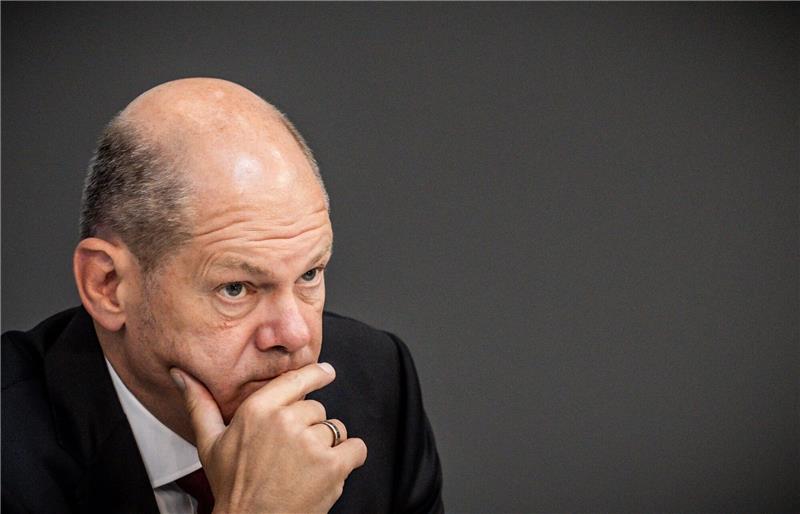 Scholz besorgt über Twitter - Tiktok keine Alternative Bundeskanzler Olaf Scholz (SPD) verfolgt eine Debatte im Bundestag.