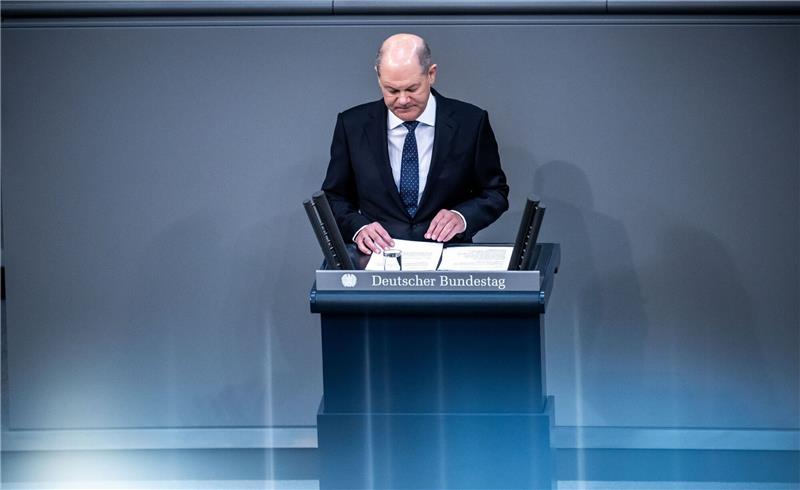 Scholz über Merz' Klempner-Vergleich: „Stolz auf dieses Lob” Bundeskanzler Olaf Scholz (SPD) während der Regierungserklärung zur Haushaltslage.