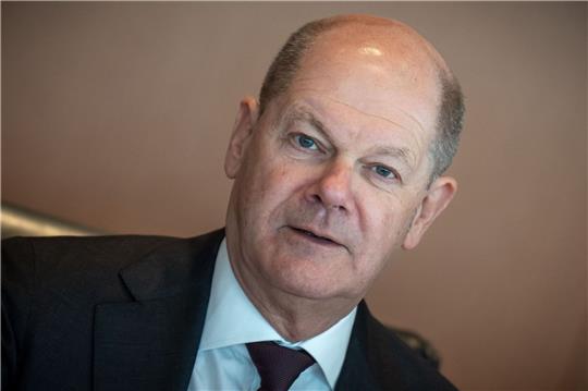 Bundeskanzler Olaf Scholz (SPD) wartet auf den Beginn der Sitzung des Bundeskabinetts im Kanzleramt.