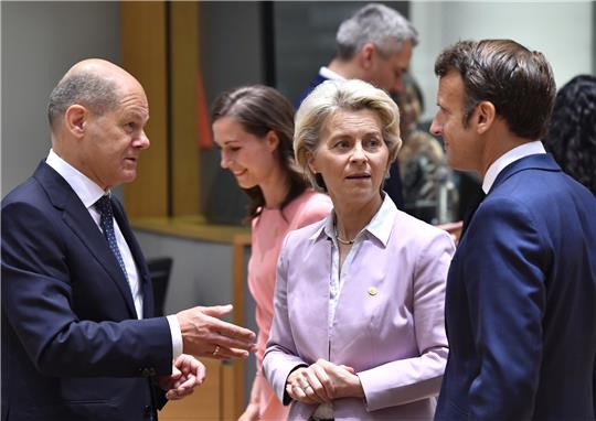 Bundeskanzler Olaf Scholz (SPD,l-r), Ursula von der Leyen (CDU), Präsidentin der Europäischen Kommission, und Emmanuel Macron, Präsident von Frankreich, sprechen zusammen vor einem Treffen am runden Tisch beim EU-Gipfel in Brüssel. Die Staats- und Regierungschefs der 27 EU-Mitgliedstaaten kommen in Brüssel zu einem zweitägigen Treffen zusammen, bei dem sie über die Gewährung des EU-Kandidatenstatus für die Ukraine und Moldau sowie über ein Treffen mit den Ländern des westlichen Balkans beraten werden.Foto: picture alliance/dpa/AP/Geert Vanden Wijngaert