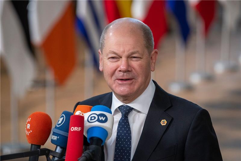 Preisdeckel für Gas kommt - Hilferuf aus Kiew Bundeskanzler Olaf Scholz äußert sich bei der Ankunft zum Gipfeltreffen in Brüssel gegenüber Medienvertretern.