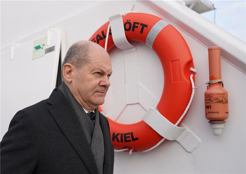 Rüstungshilfe für Singapur: Scholz bei U-Boot-Taufe in Kiel Bundeskanzler Olaf Scholz an Bord des Küstenboots «Falshöft».