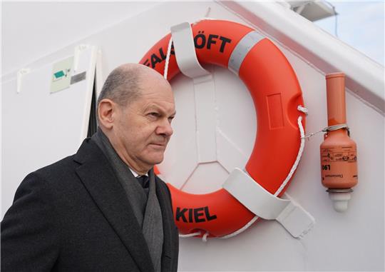 Bundeskanzler Olaf Scholz an Bord des Küstenboots «Falshöft».