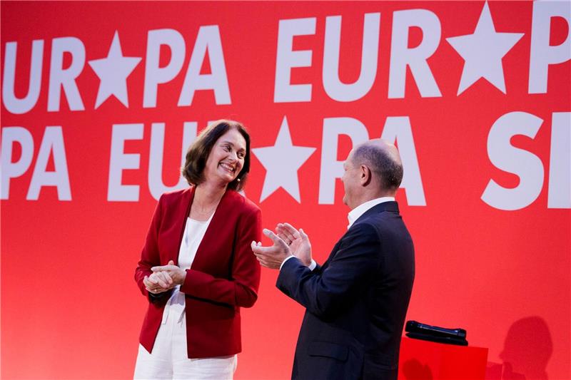 Barley soll SPD in Europawahl führen Bundeskanzler Olaf Scholz applaudiert für Katharina Barley, SPD-Spitzenkandidatin für die Europawahl.