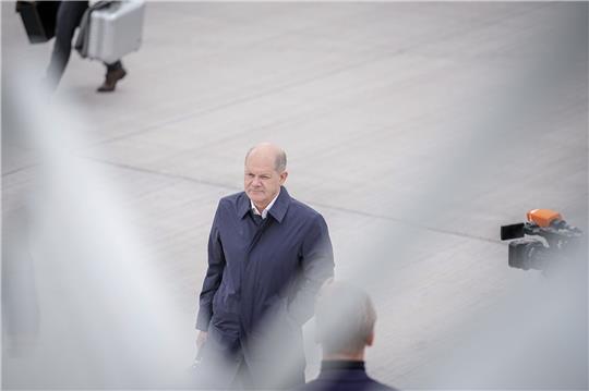 Bundeskanzler Olaf Scholz auf dem militärischen Teil des Flughafens BER Berlin-Brandenburg. Sein Weg führt ihn nach Island.