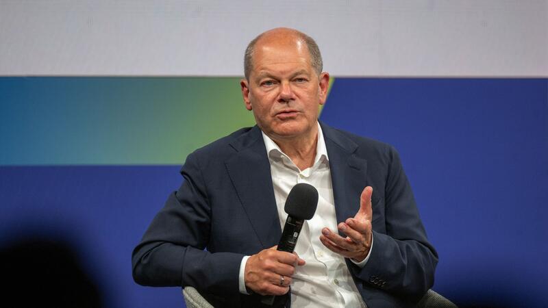 Scholz: Müssen Bauvorhaben für Energiewende beschleunigen Bundeskanzler Olaf Scholz beantwortet beim Ostdeutschen Wirtschaftsforum in Bad Saarow die Fragen der Teilnehmer.