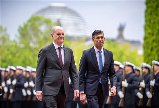 Bundeskanzler Olaf Scholz begrüßt den britischen Premier Rishi Sunak (r) mit militärischen Ehren vor dem Bundeskanzleramt.