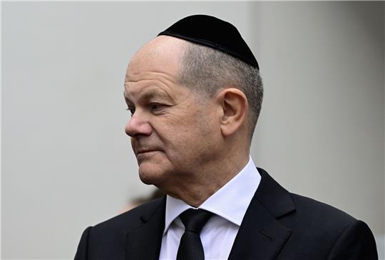 Bundeskanzler Olaf Scholz bei der Gedenkveranstaltung zum 85. Jahrestag der Pogromnacht in der Synagoge Beth Zion