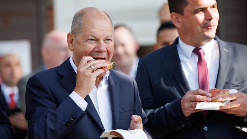Bundeskanzler Olaf Scholz besucht den Stoppelmarkt in Vechta.