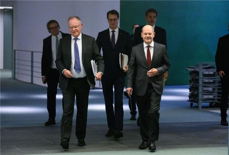 Vor Niedersachsen-Wahl: Kaum Bewegung bei Entlastungen Bundeskanzler Olaf Scholz, dier niedersächsische Ministerpräsident Stephan Weil und Hendrik Wüst, Ministerpräsident von Nordrhein-Westfalen, auf dem Weg zu einer Pressekonferenz.