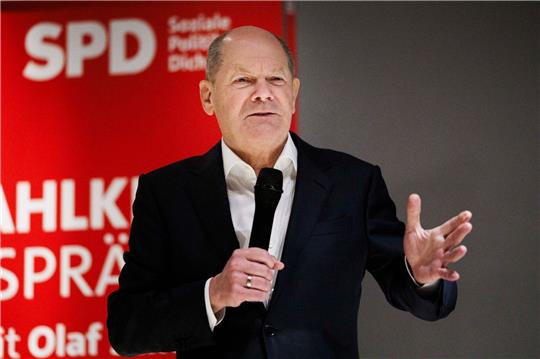 Bundeskanzler Olaf Scholz findet im Rahmen eines Wahlkreisgespräches mit Bürgerinnen und Bürgern unterstützende Worte für seinen Amtskollegen in den USA.