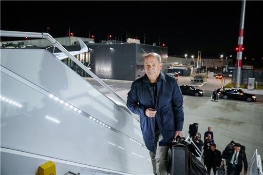 Bundeskanzler Olaf Scholz geht die Treppe zum neuen Airbus A350 "Konrad Adenauer" hoch.