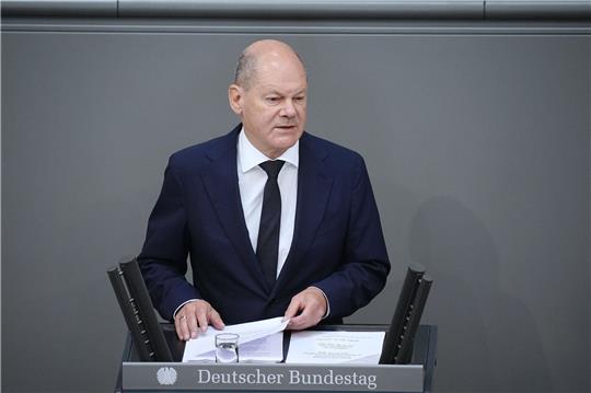 Bundeskanzler Olaf Scholz gibt im Bundestag eine Regierungserklärung ab.