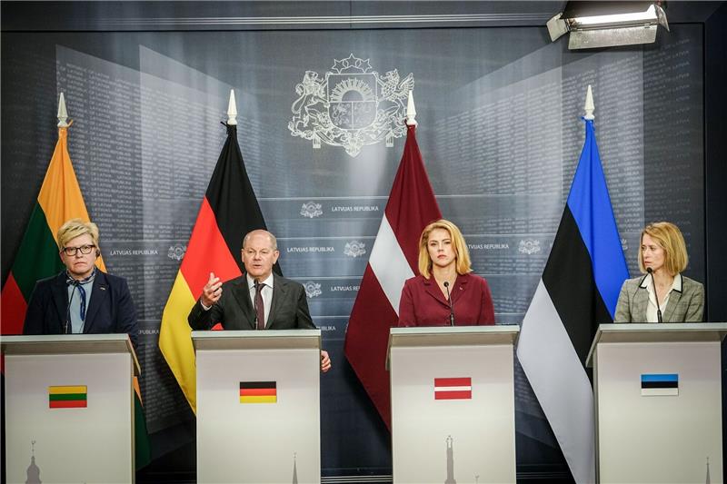Deutschland unverrückbar an der Seite der baltischen Staaten Bundeskanzler Olaf Scholz gibt zusammen mit Ingrida Simonytem (l-r), Ministerpräsidentin von Litauen, Evika Silina, Ministerpräsidentin von Lettland, und Kaja Kallas, Ministerpräsidentin von Estland, eine Pressekonferenz.