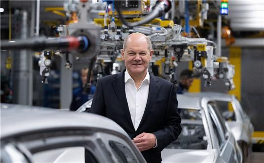 Bundeskanzler Olaf Scholz im BMW-Werk in München.