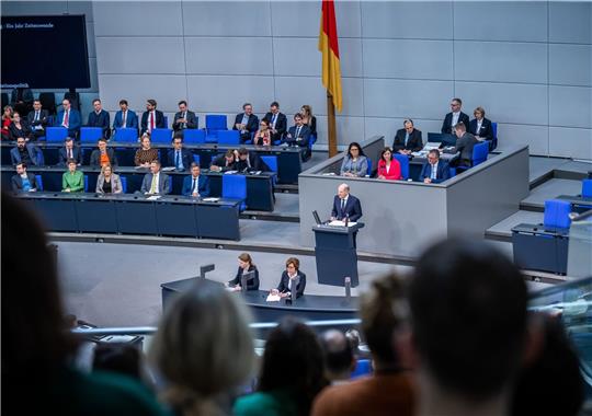 Bundeskanzler Olaf Scholz im Bundestag. Die Bundesregierung plant die Ukraine-Hilfen im kommenden Jahr deutlich anzuheben.