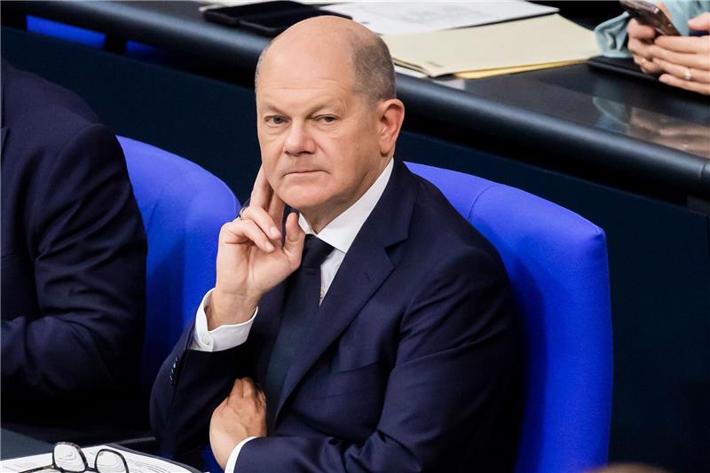 Scholz zeigt „Kante” gegen Antisemitismus Bundeskanzler Olaf Scholz im Plenum des Bundestages.