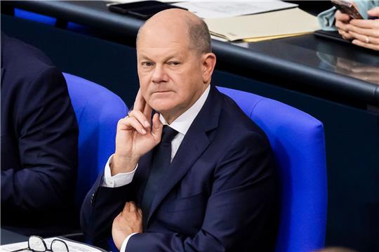 Bundeskanzler Olaf Scholz im Plenum des Bundestages.