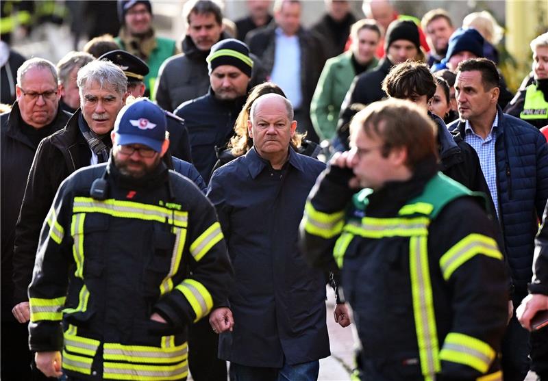 Bundeskanzler Scholz dankt Helfern in Hochwassergebieten Bundeskanzler Olaf Scholz in der Innenstadt von Verden.
