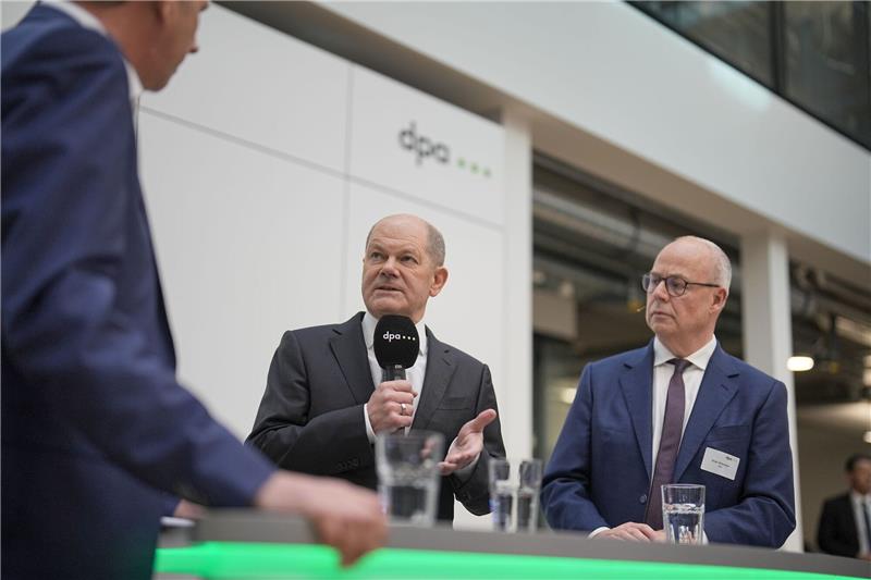 Scholz erteilt Taurus-Lieferung für Ukraine klare Absage Bundeskanzler Olaf Scholz ist zu Gast bei der Deutschen Presse-Agentur in Berlin. Rechts: dpa-Chefredakteur Sven Gösmann.