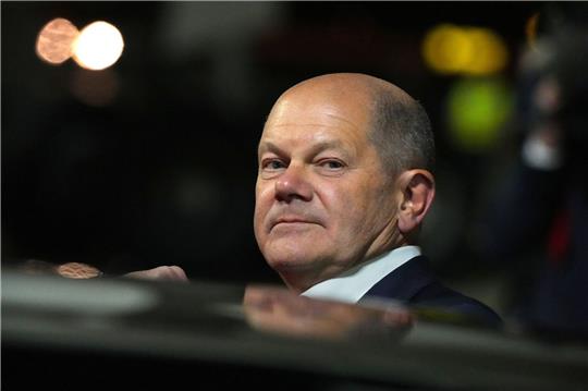 Bundeskanzler Olaf Scholz kommt auf dem Internationalen Flughafen von Athen an.