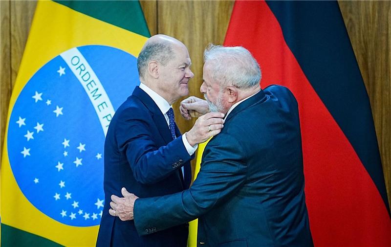 Deutsche Bauern halten Mercosur-Abkommen für bedrohlich Bundeskanzler Olaf Scholz (l, SPD) umarmt beim Staatsbesuch in Brasilien Ende Januar seinen Amtskollegen Luiz Inacio Lula da Silva. Vor Ort zeigte Scholz sich zuversichtlich, dass es beim Freihandelsabkommen rasch zu einem Abschluss kommt.