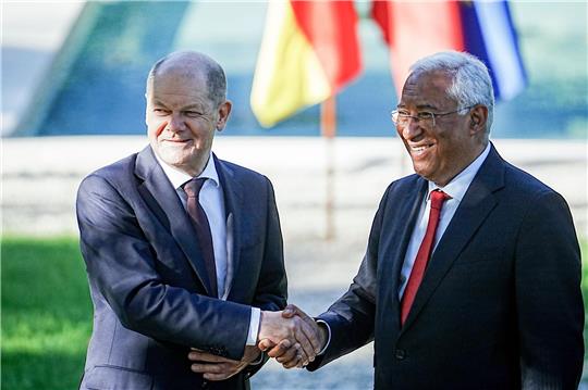 Bundeskanzler Olaf Scholz (l, SPD) und Antonio Costa, Ministerpräsident von Portugal, stehen in der Hauptstadt Lissabon nach der Pressekonferenz zusammen.