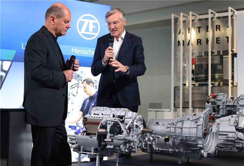 Bundeskanzler Olaf Scholz (l) besucht den Autozulieferer ZF.