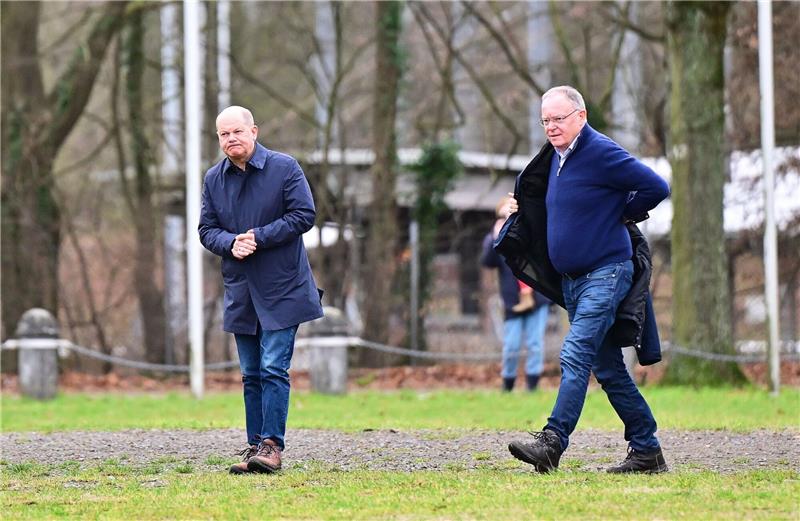 Bundeskanzler Scholz dankt Helfern in Hochwassergebieten Bundeskanzler Olaf Scholz (l) hat sich zusammen mit Ministerpräsident Stephan Weil bei einem Rundflug einen Eindruck über die Hochwasserlage im Norden Niedersachsens verschafft.