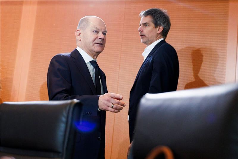 Fall Assange: Regierung betont Vertrauen in britische Justiz Bundeskanzler Olaf Scholz (l.) im Gespräch mit Regierungssprecher Steffen Hebestreit: «Britische Justiz arbeiet unabhängig und unparteiisch.»
