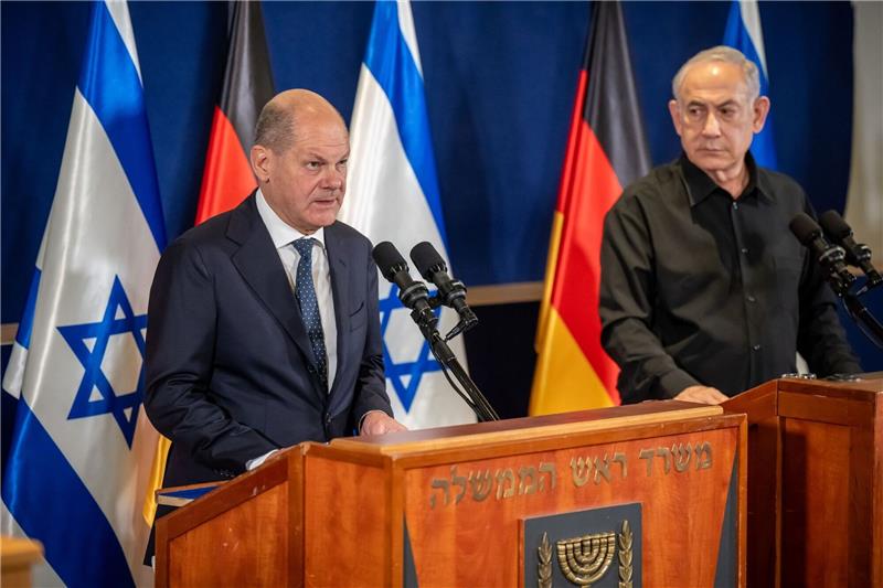 Scholz in Israel: Staatsräson und Raketenalarm Bundeskanzler Olaf Scholz (l) ist zu einem Solidaritätsbesuch nach Israel gereist.