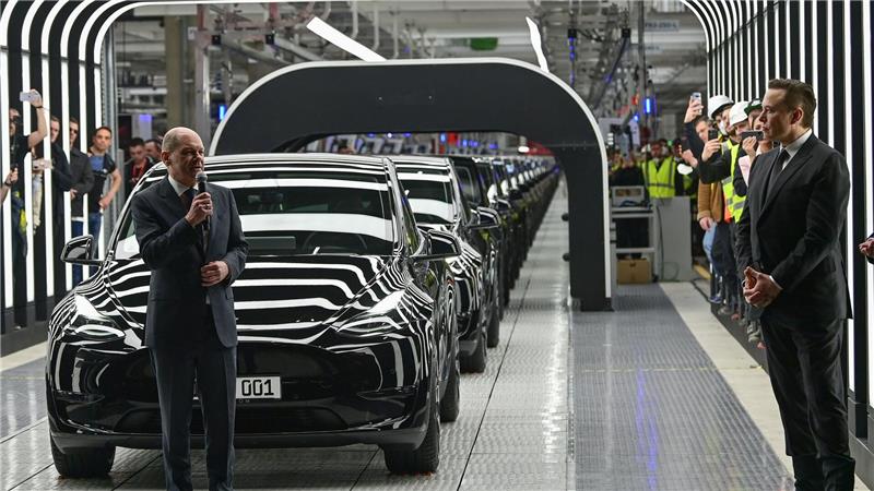 Drei Jahre Tesla: Zwischen Zuversicht und Protest Bundeskanzler Olaf Scholz (l) ist zur Eröffnung der Tesla-Fabrik in Grünheide mit Firmenchef Elon Musk gekommen (Archivbild).
