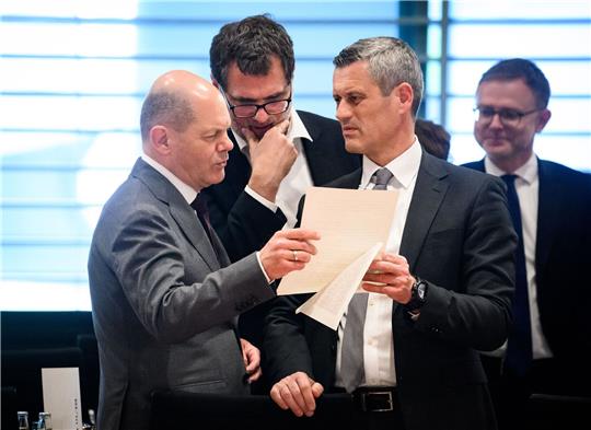 Bundeskanzler Olaf Scholz (l-r, SPD), Wolfgang Schmidt (SPD), Chef des Bundeskanzleramts, und Bernd Krösser, Staatssekretär im Bundesministerium des Innern und für Heimat, unterhalten sich zu Beginn des Bund-Länder-Gipfels im Bundeskanzleramt.