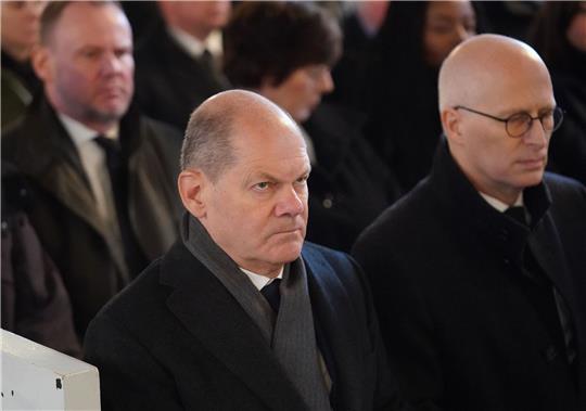 Bundeskanzler Olaf Scholz (l) und Hamburgs Erster Bürgermeister Peter Tschentscher nehmen am Trauergottesdienst teil.