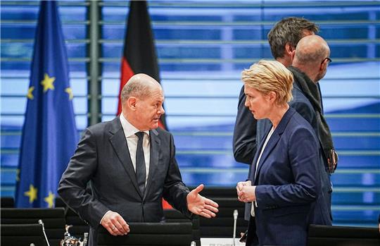 Bundeskanzler Olaf Scholz (l) und Manuela Schwesig, Ministerpräsidentin von Mecklenburg-Vorpommern.