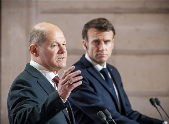 Bundeskanzler Olaf Scholz (l) und der französische Präsident Emmanuel Macron äußern sich nach der gemeinsamen Kabinettssitzung in Paris.