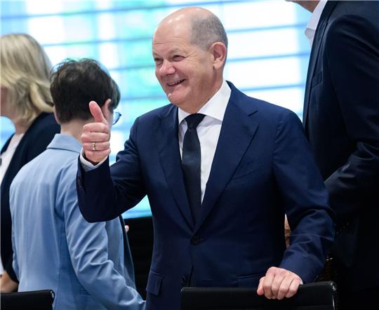 Bundeskanzler Olaf Scholz liest gerne Bücher.