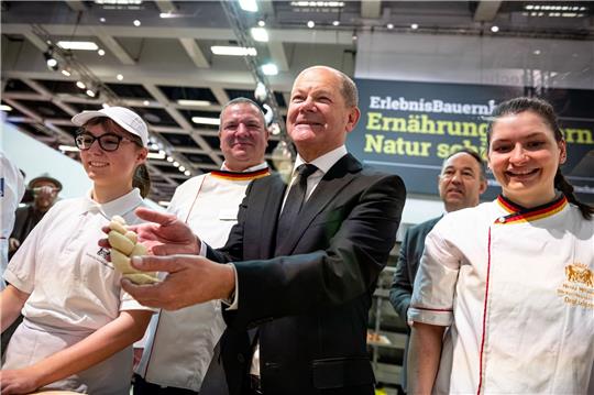 Bundeskanzler Olaf Scholz mit Hefezopf  beim Besuch der Schaubäckerei 
auf der Grünen Woche.