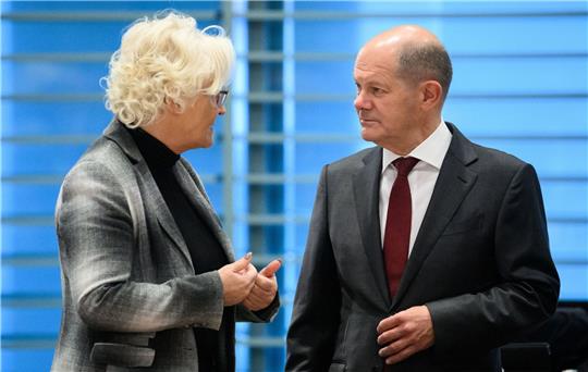 Bundeskanzler Olaf Scholz muss über die Nachfolge an der Spitze des Verteidigungsministeriums entscheiden: Christine Lambrecht gibt auf.