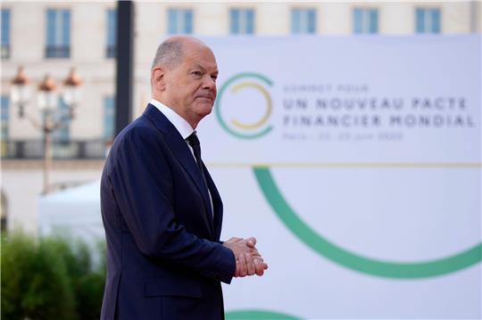 Bundeskanzler Olaf Scholz nimmt am Gipfeltreffen über ein solidarischeres Finanzsystem teil.