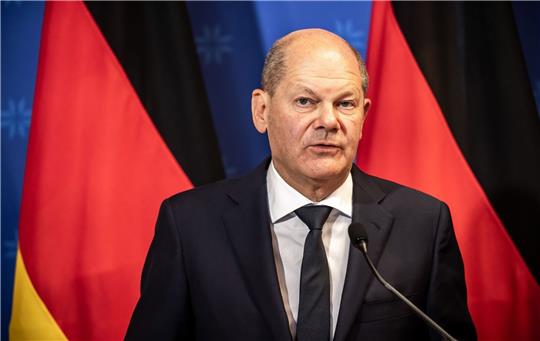 Bundeskanzler Olaf Scholz nimmt an der Pressekonferenz nach dem Treffen mit den Regierungschefs der baltischen Staaten teil.
