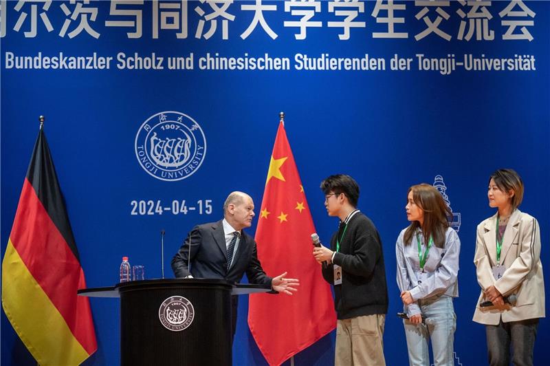 Scholz gibt an chinesischer Uni Cannabis-Tipps Bundeskanzler Olaf Scholz nimmt an einer Townhall mit Studierenden an der Tongji Universität teil.
