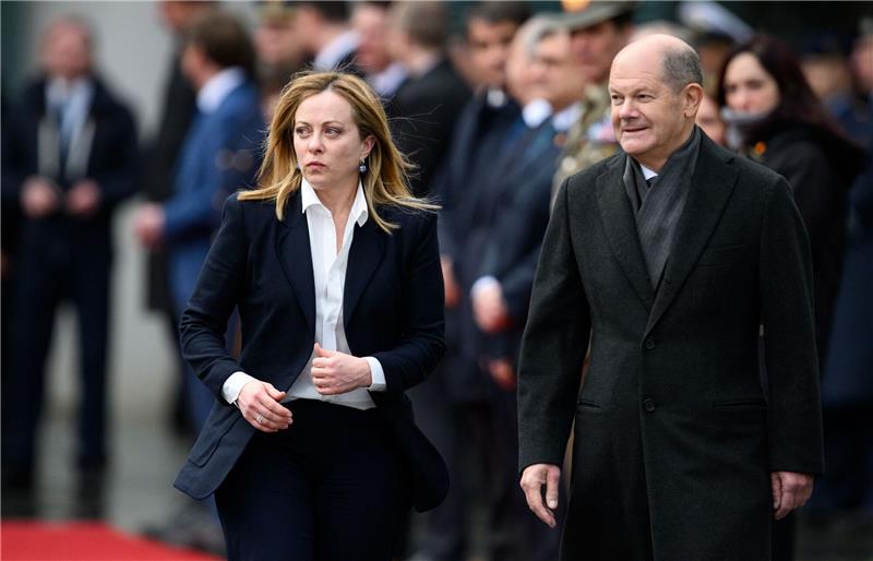 Meloni erstaunt über deutsche Finanzhilfe für Seenotretter Bundeskanzler Olaf Scholz (r, SPD) begrüßt Giorgia Meloni: Im Ausland waren die Sorgen groß, dass Italien weit nach rechts rücken könnte.