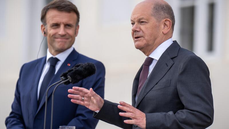 Macron will Einsatzgebiet westlicher Waffen im Ukraine-Krieg ausweiten Bundeskanzler Olaf Scholz (r, SPD), steht neben Emmanuel Macron, Präsident von Frankreich, bei der Pressekonferenz beim Deutsch-Französischen Ministerrat vor Schloss Meseberg, dem Gästehaus der Bundesregierung.