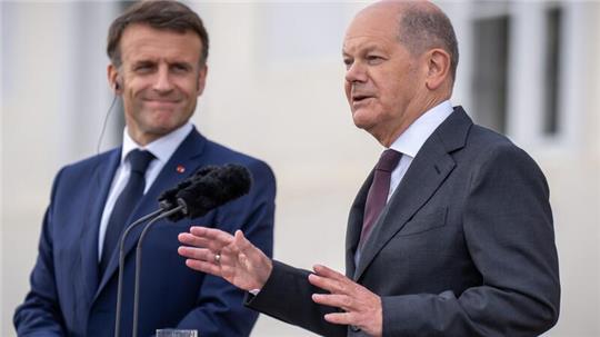 Bundeskanzler Olaf Scholz (r, SPD), steht neben Emmanuel Macron, Präsident von Frankreich, bei der Pressekonferenz beim Deutsch-Französischen Ministerrat vor Schloss Meseberg, dem Gästehaus der Bundesregierung.