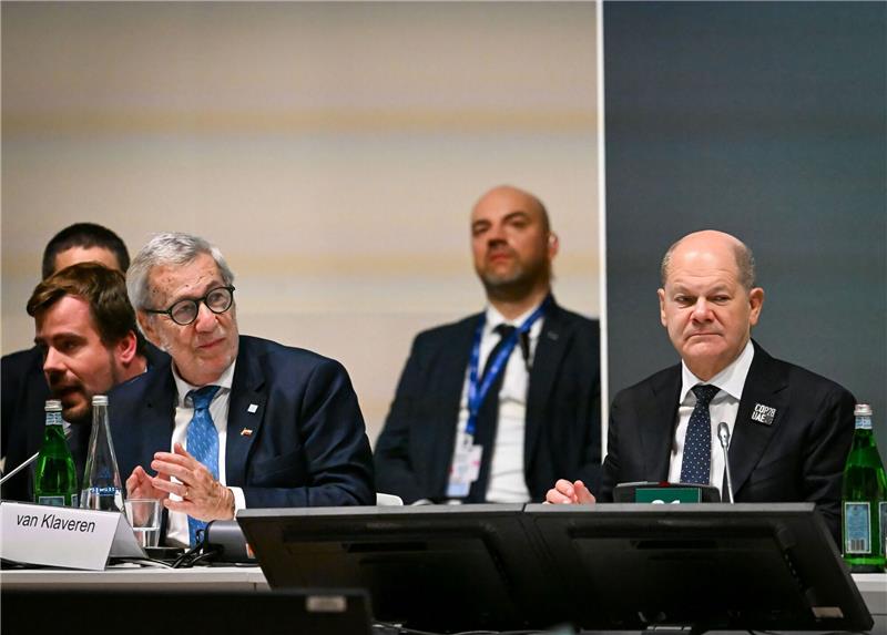 Klimaclub statt Haushaltkrise: Scholz bei der Klimakonferenz Bundeskanzler Olaf Scholz (r, SPD) und Alberto van Klaveren Stork (3.v.l), Außenminister von Chile, sitzen während der Weltklimakonferenz der Vereinten Nationen bei der Veranstaltung «Climate Club Full Launch».