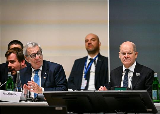 Bundeskanzler Olaf Scholz (r, SPD) und Alberto van Klaveren Stork (3.v.l), Außenminister von Chile, sitzen während der Weltklimakonferenz der Vereinten Nationen bei der Veranstaltung «Climate Club Full Launch».