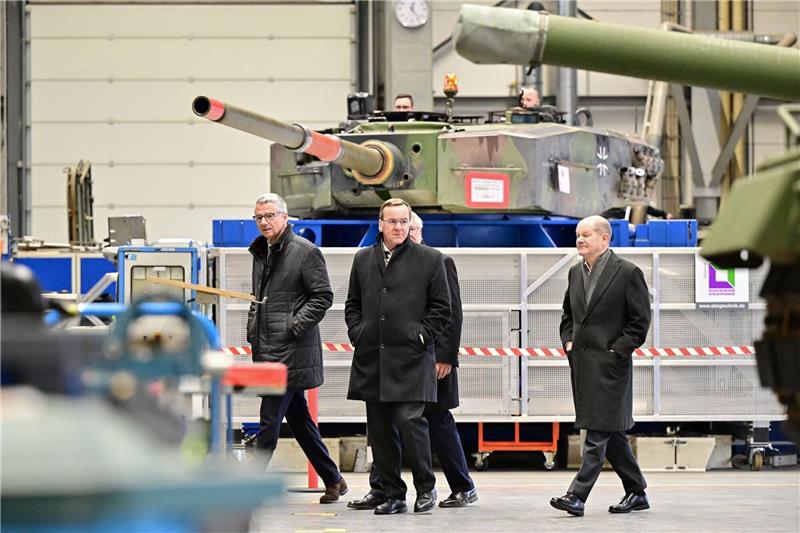 Rheinmetall baut neue Munitionsfabrik in Niedersachsen Bundeskanzler Olaf Scholz (r., SPD), und Boris Pistorius (2.v.l., SPD), Bundesminister für Verteidigung, besichtigen eine Produktionshalle des Rüstungskonzerns Rheinmetall.