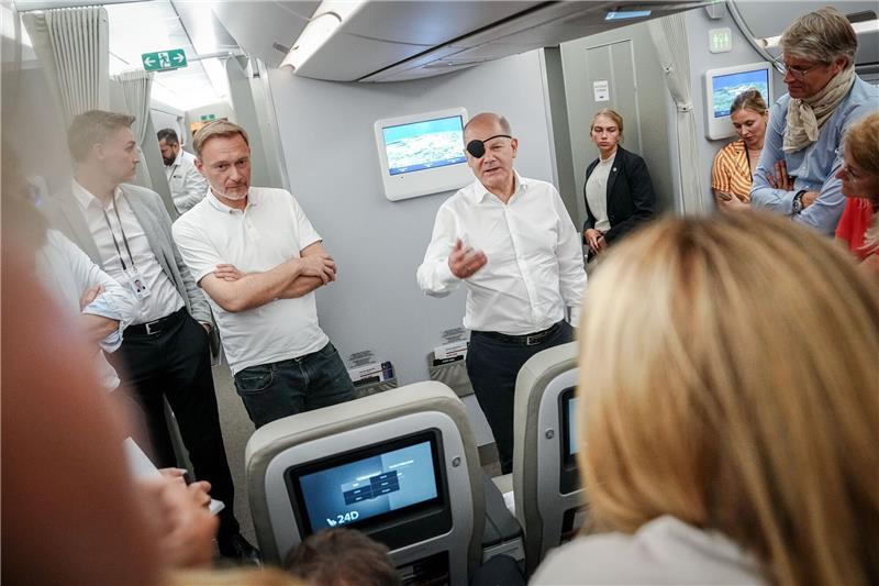 Scholz trifft saudischen Kronprinzen am Rande von G20-Gipfel Bundeskanzler Olaf Scholz (r, SPD) und Finanzminister Christian Lindner (FDP) sprechen auf dem Flug nach Neu Dehli mit Journalisten.